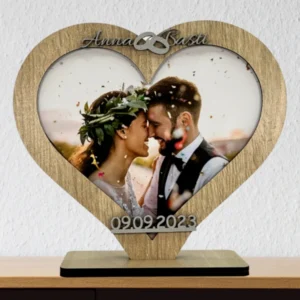 Herzförmiger Bilderrahmen aus Holz mit personalisierten Namen und Hochzeitsdatum