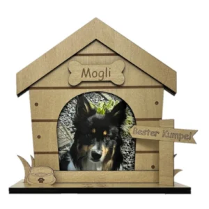 Miniatur-Hundehütte als Bilderrahmen für Hundefotos in der Farbe natur mit personalisiertem Namensschild