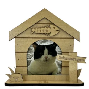 Bilderrahmen für Katzenfotos in Form eines Miniatur-Hauses in der Farbe weiß mit Namensschild