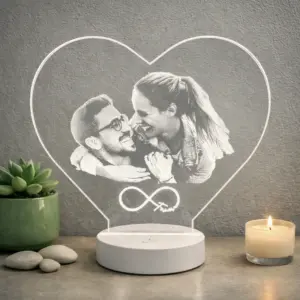 LED Foto-Lampe mit Paarfoto hell beleuchtet mit Hintergrund