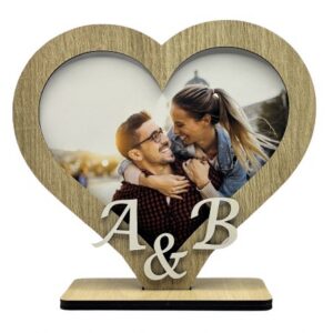 PHerzförmiger Holz‑Bilderrahmen mit Foto und personalisierten Initialen A & B auf Holzsockel