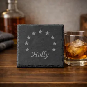 Schiefer Untersetzer mit Namensgravur und Sternen in Bar mit Whiskyglas