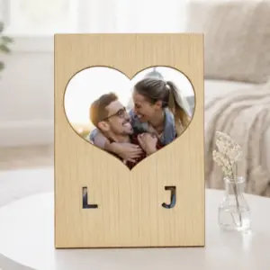 Holzkarte in Ahorn mit Initialen Cutout und Paarfoto auf Wohnzimmertisch