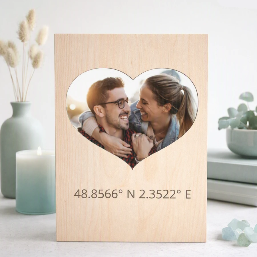 Holzkarte in Ahorn mit Paarbild in Wohnambiente