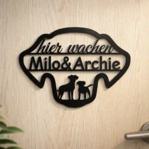 Türschild schwarz, Umriss eines Hundekopfs mit zwei Hunden an heller Holztuere