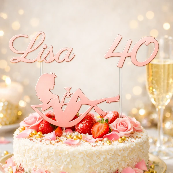 Cake Topper in roségold aus 3 mm Acryl mit Name, Jahreszahl und Champagnerglas auf einer Geburtstagstorte, dekoriert mit Erdbeeren und Sahne