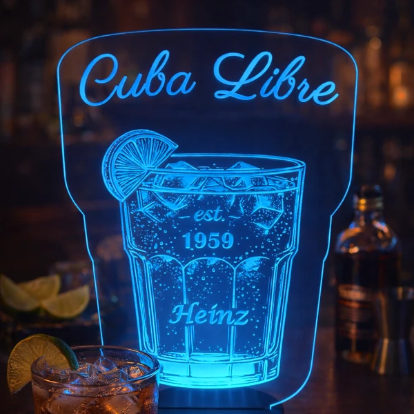 Detailansicht der Gravur Cuba Libre mit Name und Jahrgang auf Acrylplatte