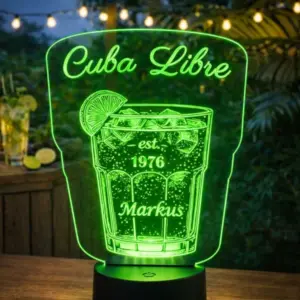cuba‑libre‑lampe‑detail‑gravur-gruen Cocktailglas mit Gravur Cuba Libre mit Name und Jahrgang auf Acrylplatte