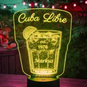 Personalisierte LED‑Lampe Cuba Libre mit Namensgravur und Jahrgang, warmes Licht, Outdoor‑Barszene