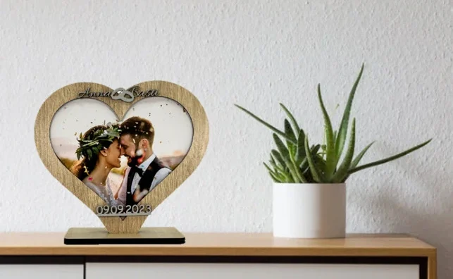 Dekobeispiel Bilderrahmen Hochzeit auf Sideboard